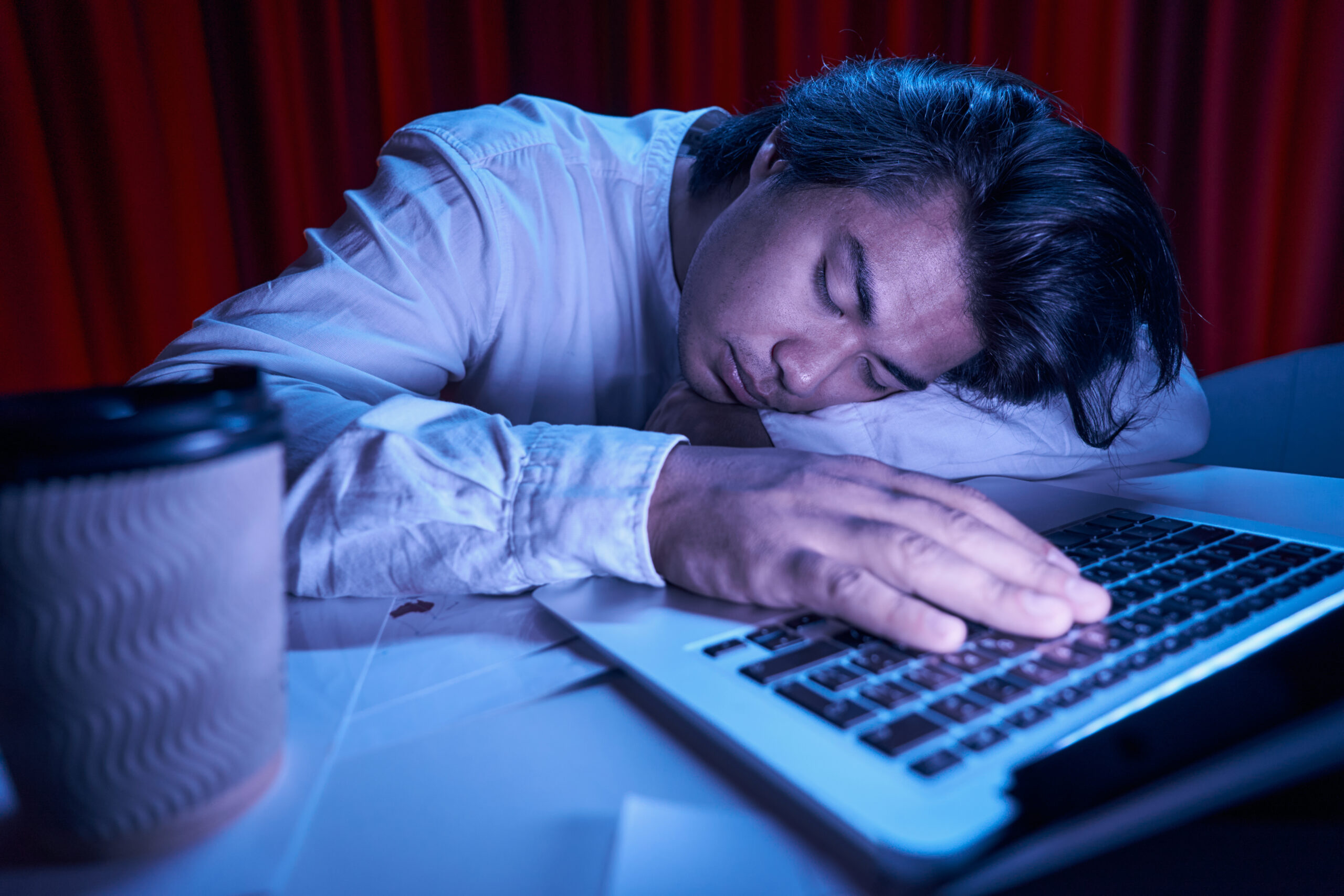 Mitarbeiter müde vor dem Notebook
