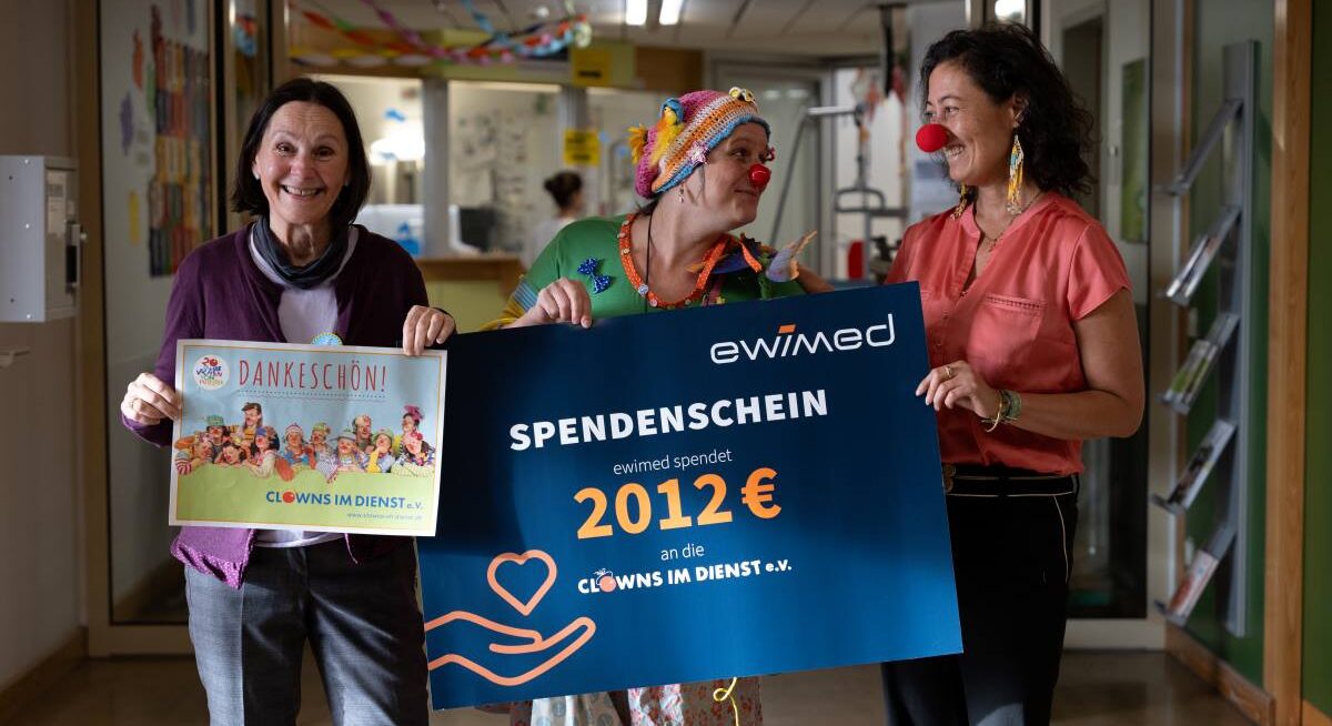 Helfer Helfen &ndash; Spenden&uuml;bergabe Clowns im Dienst